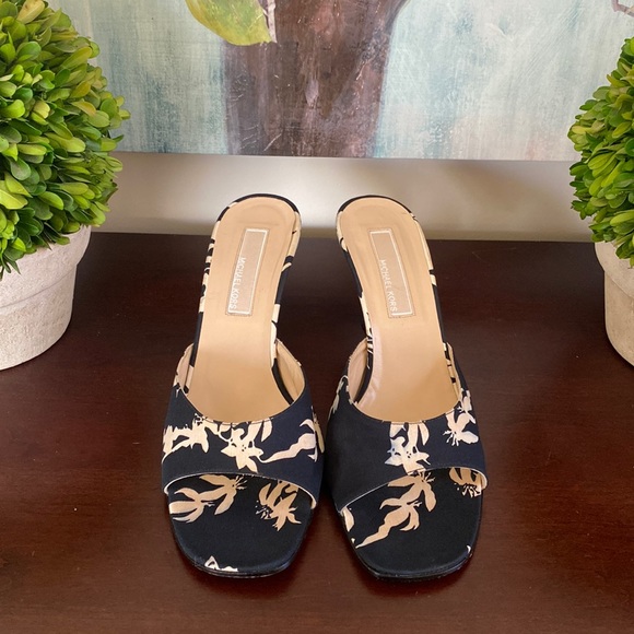MICHAEL KORS⭐️RARE FIND⭐️NAVY BLUE & CREAM HEELED SLIDE SANDALS SIZE 9.5 🌟EUC🌟 - Picture 3 of 17